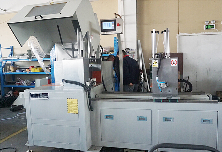 陽(yáng)光明媚！客戶來(lái)鄧氏現(xiàn)場(chǎng)考察大型數(shù)控切鋁機(jī)